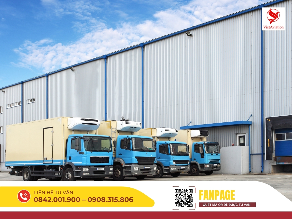 Đoàn xe tải Vietair Cargo chở hàng hóa xuất khẩu đi Trung Quốc.