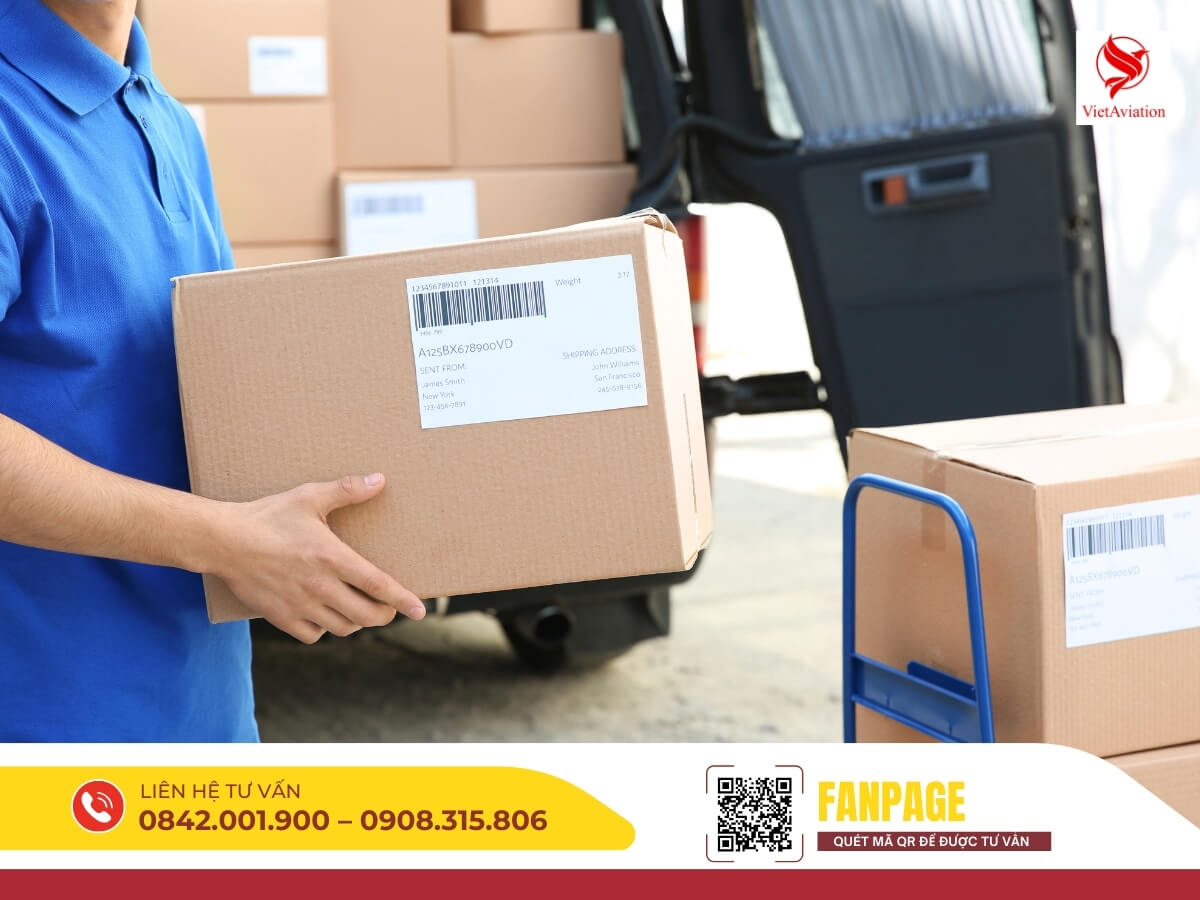 Nhân viên VietAir Cargo xử lý kiện hàng chuẩn bị vận chuyển đi Trung Quốc nhanh chóng và an toàn.
