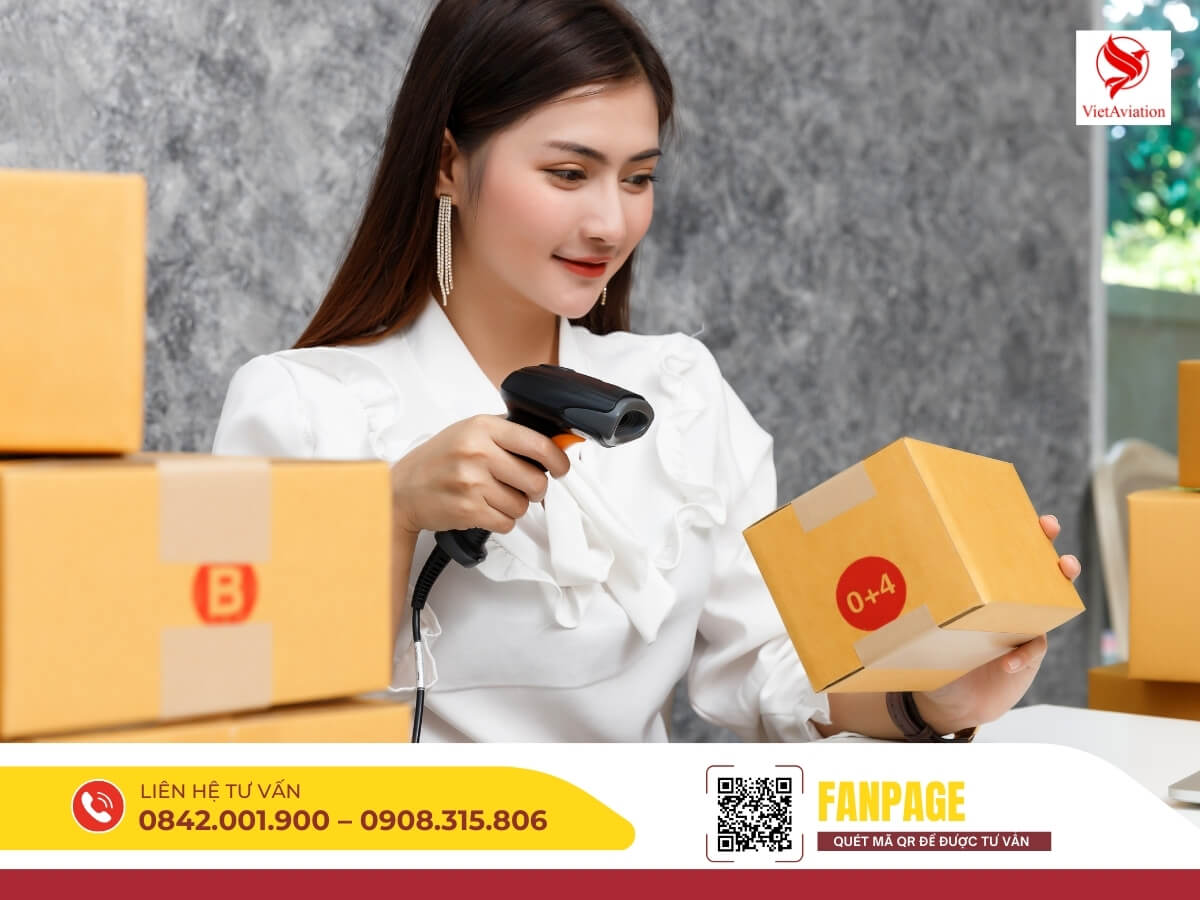 Nhân viên kiểm tra mã vạch và đóng gói kiện hàng trước khi gửi sang Trung Quốc.