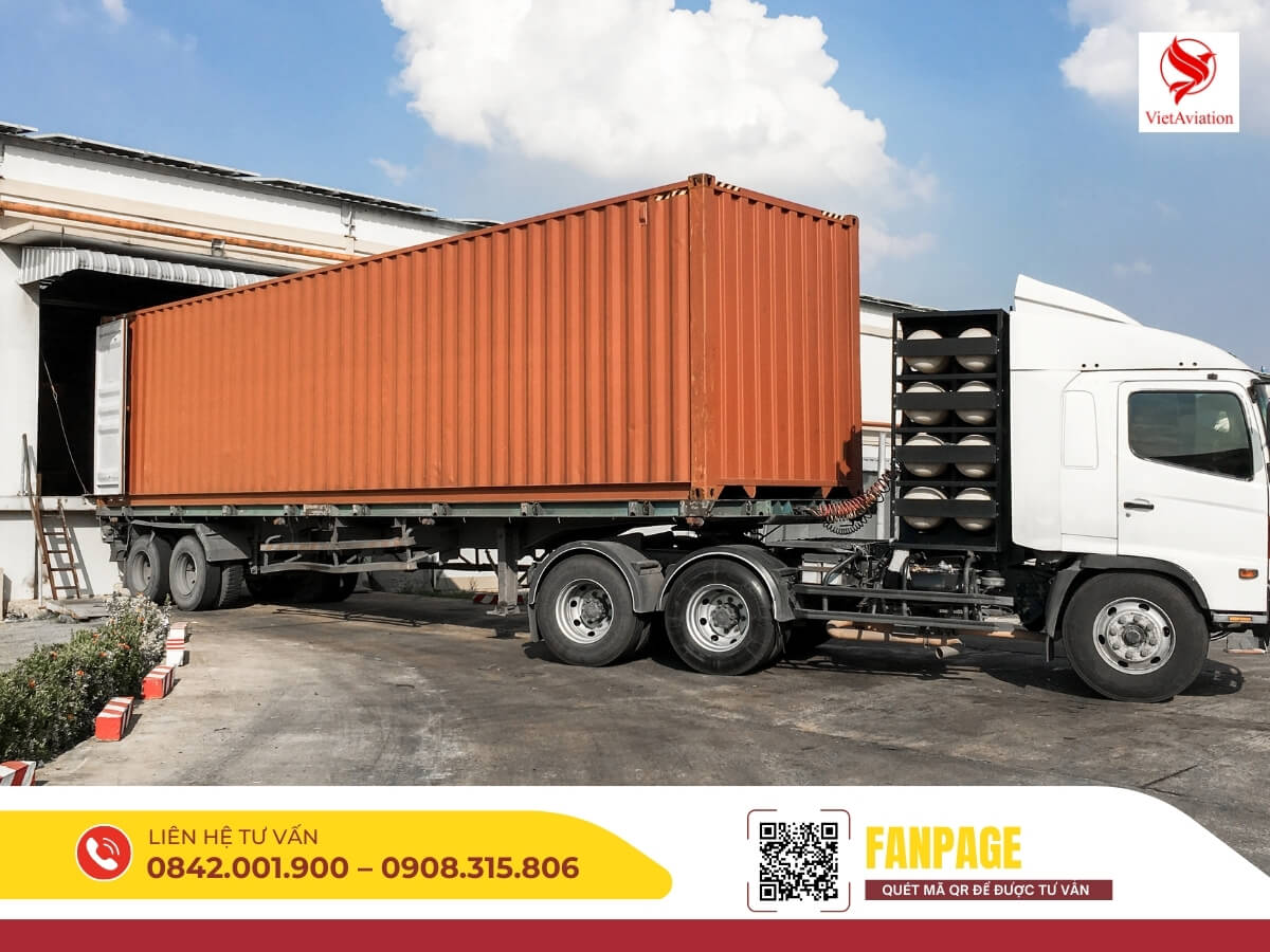 Xe container vận chuyển hàng hóa quy mô lớn đi Trung Quốc qua dịch vụ logistics quốc tế.