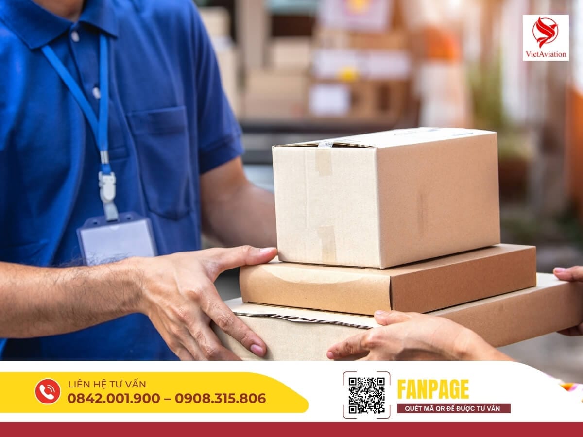 Giao – nhận hàng giữa nhân viên và khách hàng, thể hiện quy trình xử lý đơn hàng đi Trung Quốc một cách nhanh gọn, chính xác.
