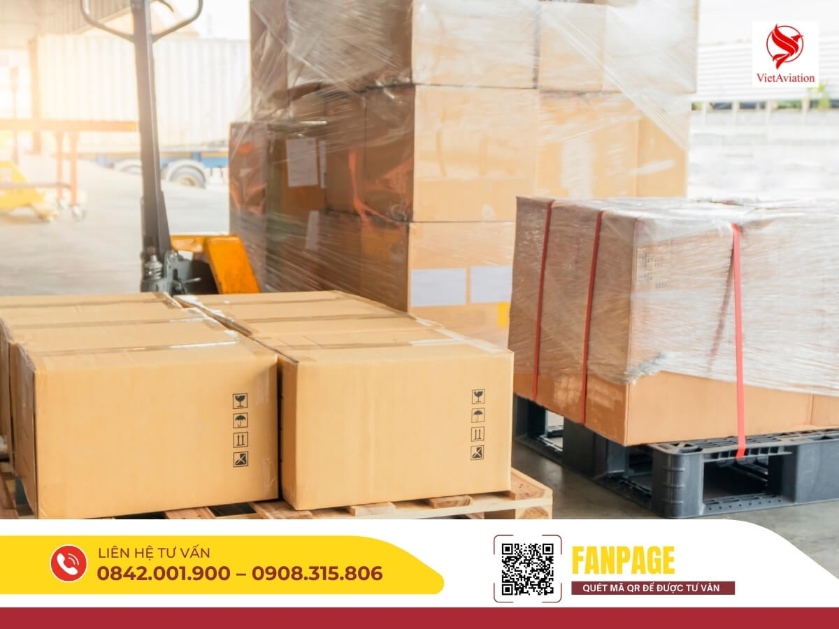 Các kiện hàng được quấn màng bảo vệ và đóng pallet chắc chắn trước khi vận chuyển sang Trung Quốc.