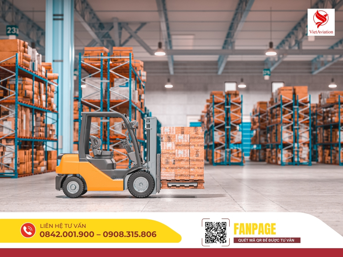 Quy trình đóng gói chuyên nghiệp trước khi chuyển phát nhanh Việt Nam Trung Quốc, đảm bảo hàng hóa nguyên vẹn.