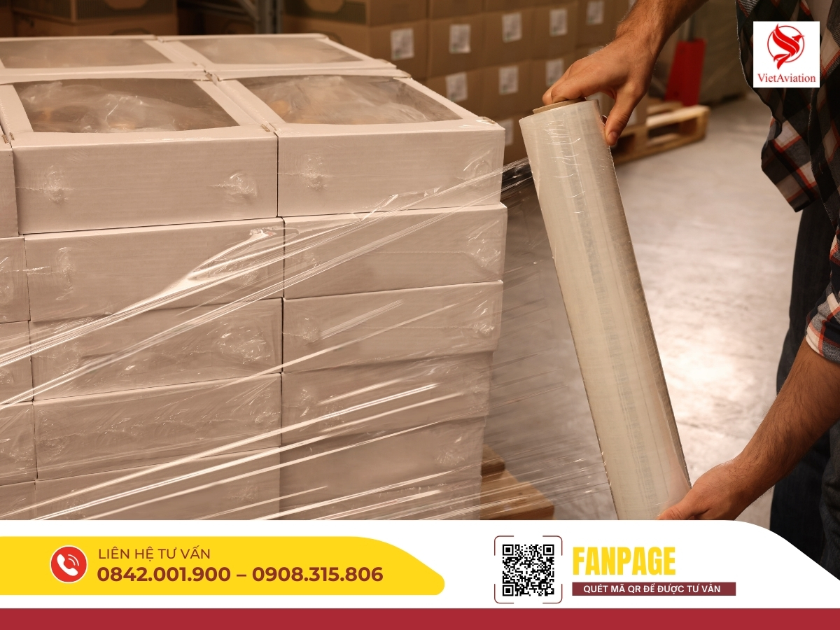 Bao bì hàng hóa được gia cố kỹ càng trước khi chuyển phát nhanh Việt Nam Trung Quốc.