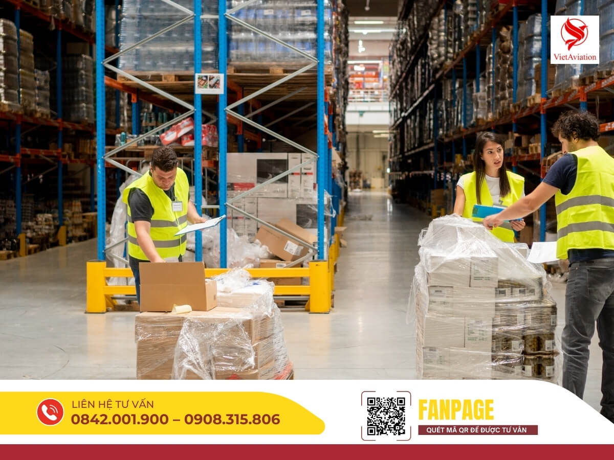 Nhân viên kho đang xử lý kiện hàng chuẩn bị gửi đi Trung Quốc bằng dịch vụ chuyển phát nhanh quốc tế.