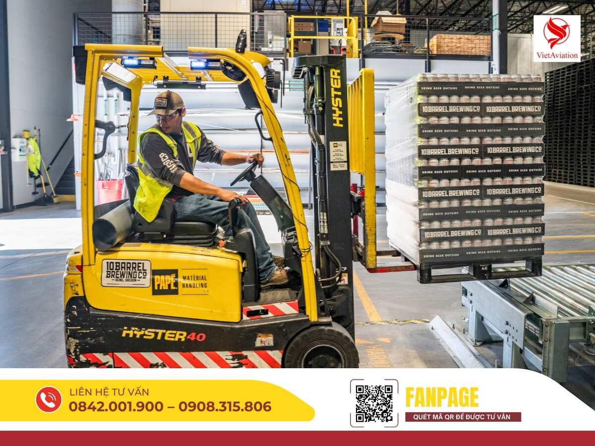 Xe nâng vận chuyển pallet hàng hóa trong kho logistics chuyên tuyến Việt Nam – Trung Quốc.