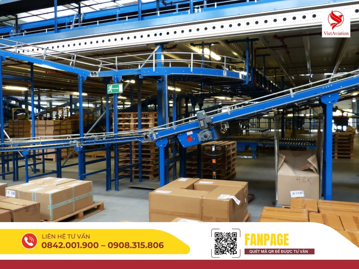 Kho hàng với dây chuyền phân loại kiện hàng tự động phục vụ vận chuyển đi Trung Quốc.