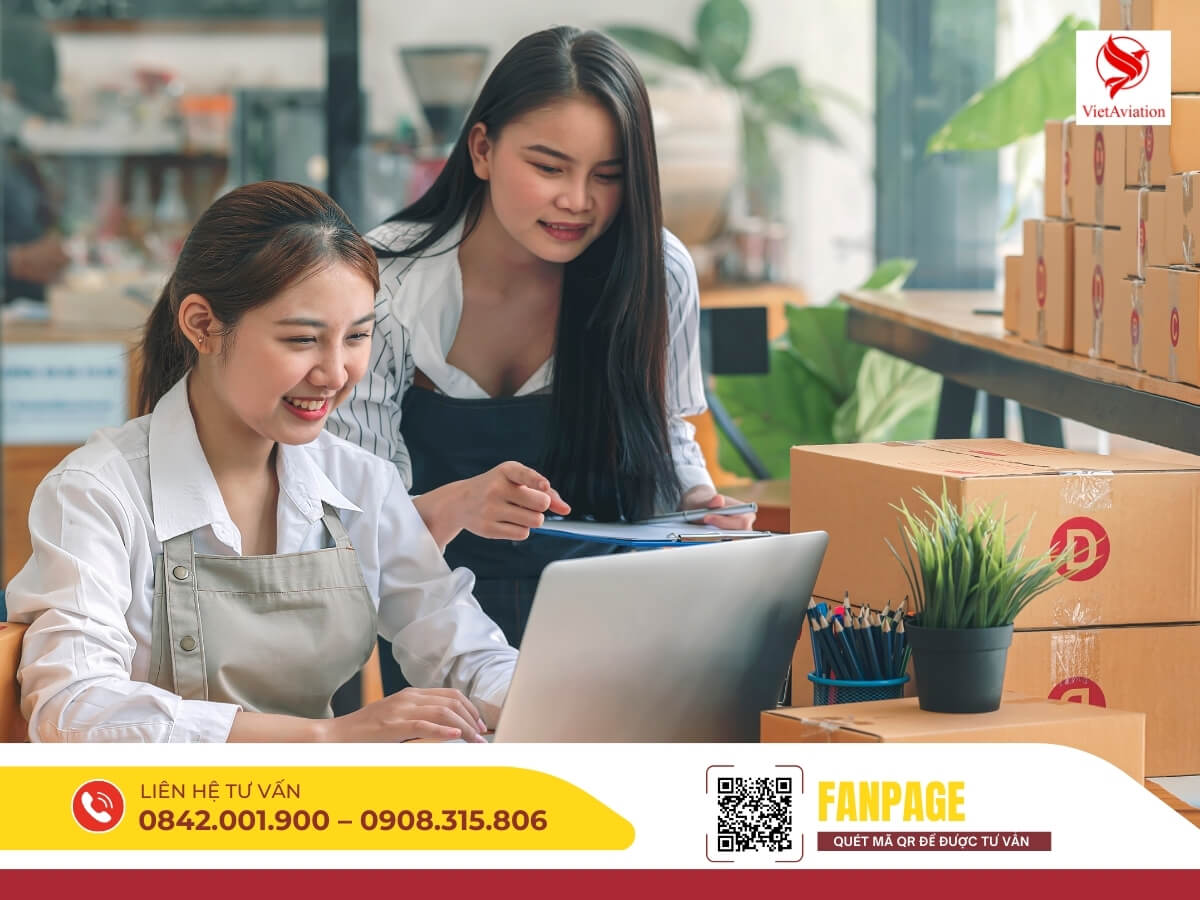 Nhân viên tư vấn hỗ trợ khách hàng lựa chọn dịch vụ chuyển phát nhanh đi Trung Quốc.