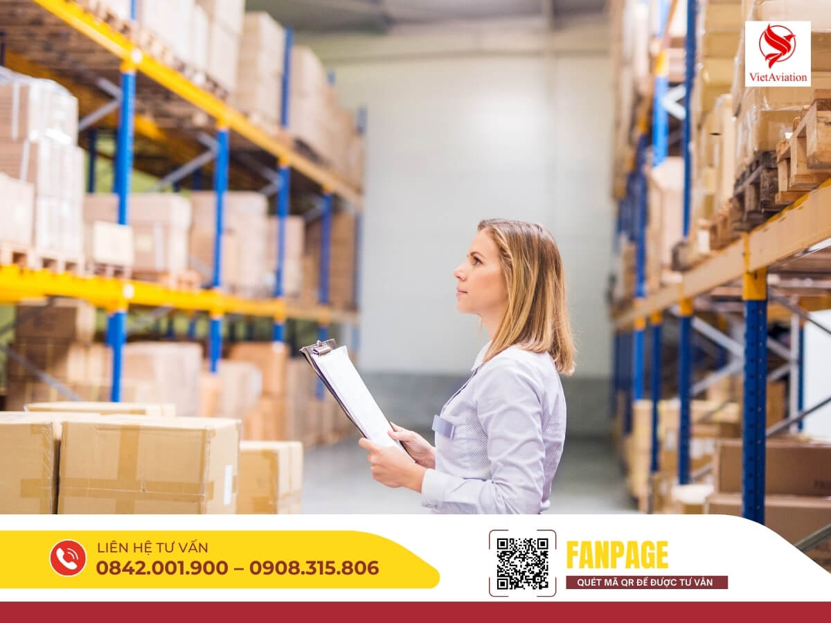 Nhân viên kiểm tra chi tiết đơn hàng trong kho trước khi gửi đi Trung Quốc.