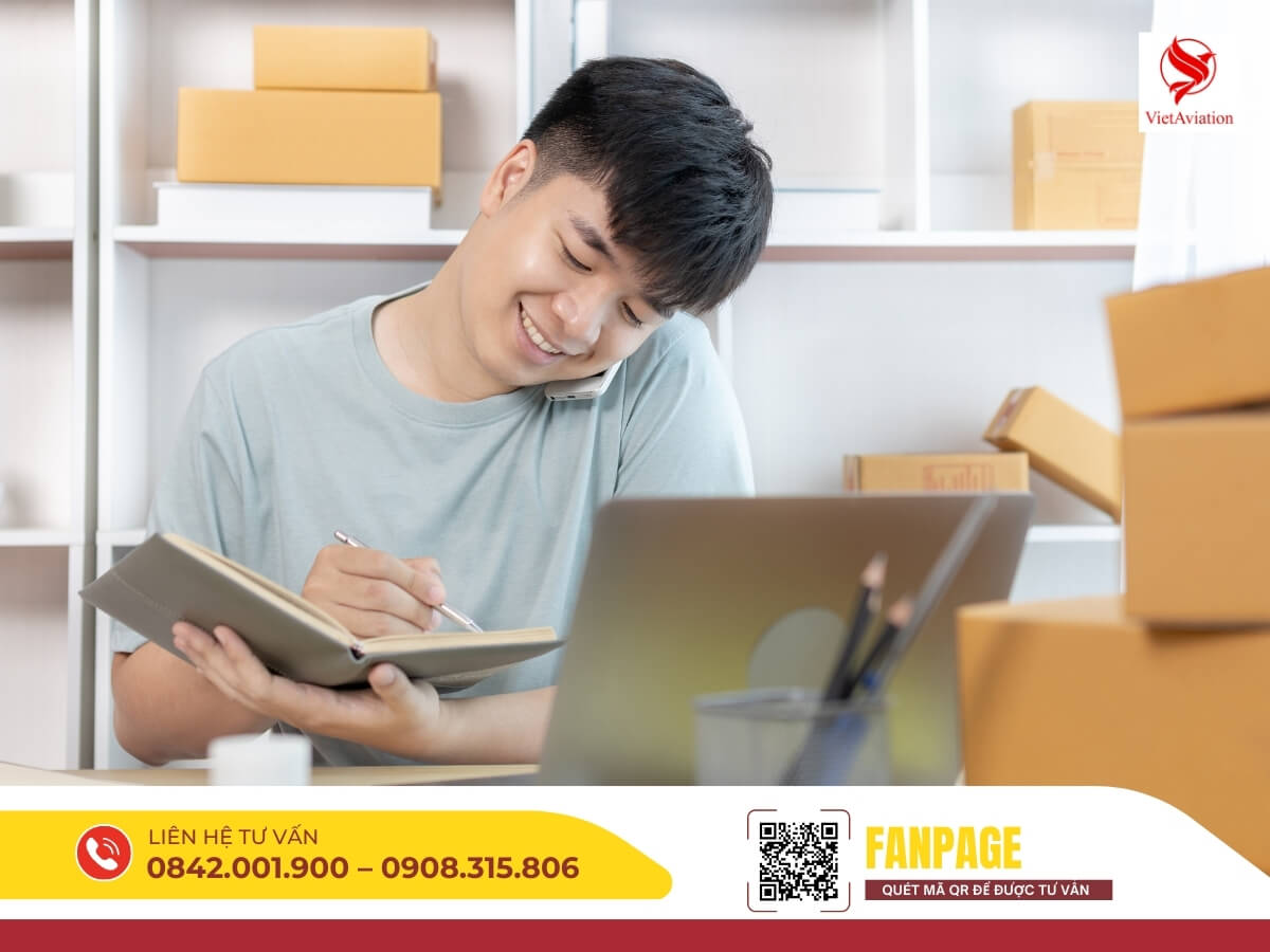 Khách hàng làm thủ tục và kiểm tra chi phí gửi hàng đi Trung Quốc trực tuyến.
