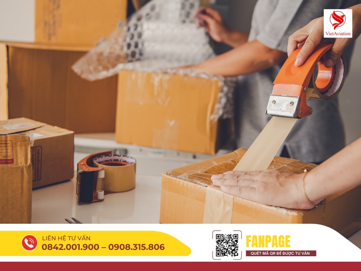 Nhân viên đóng gói hàng hóa đúng chuẩn quốc tế trước khi chuyển phát nhanh hàng đi Trung Quốc.