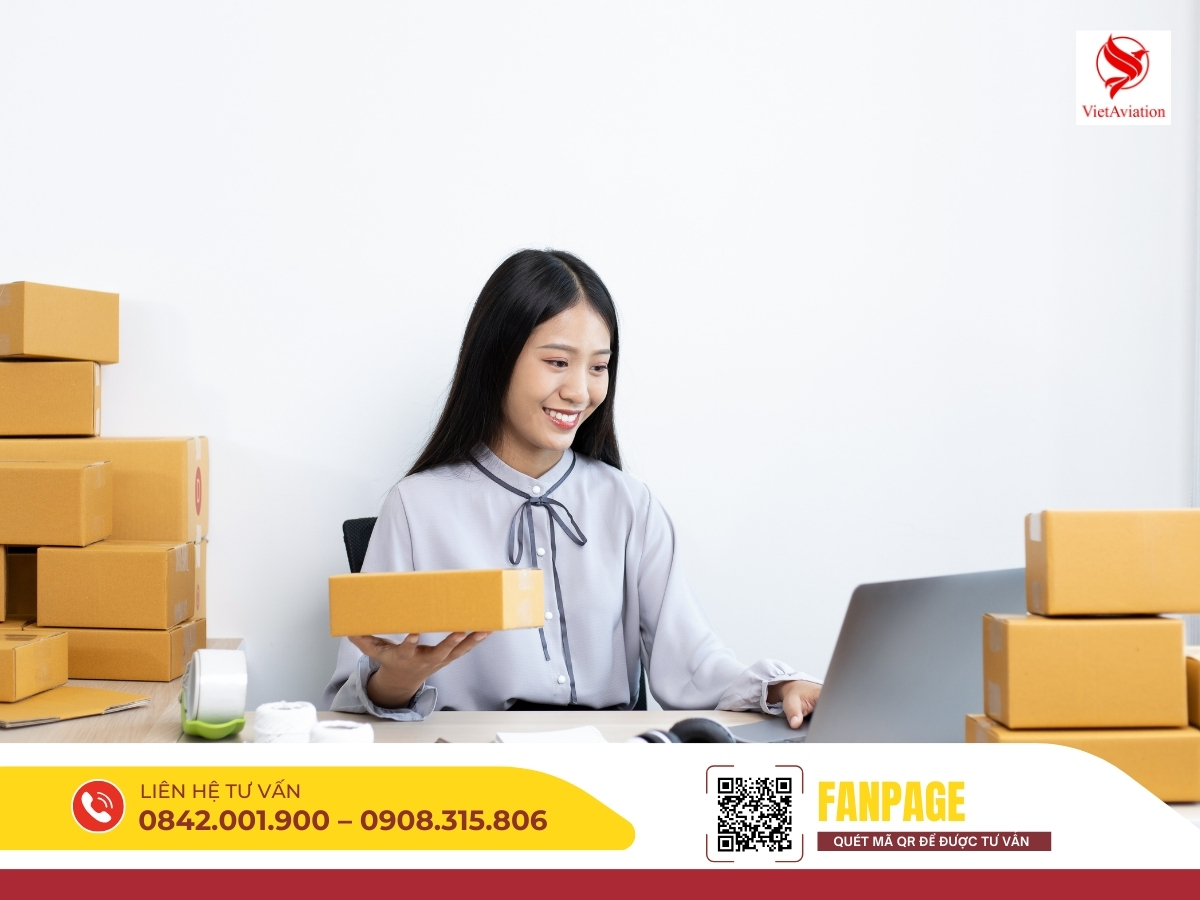 Nhân viên VietAir Cargo tư vấn dịch vụ chuyển phát nhanh hàng đi Trung Quốc cho khách hàng.