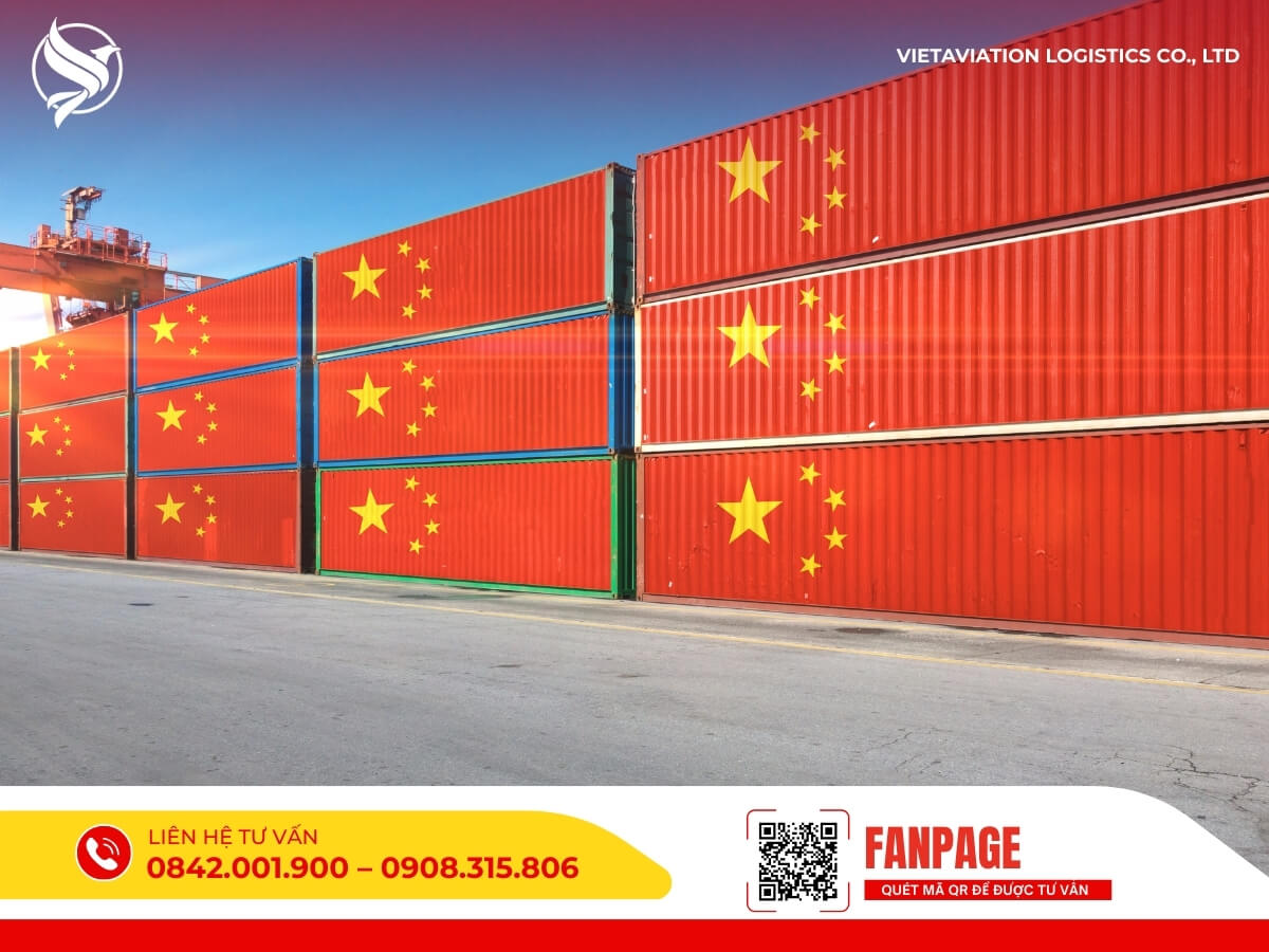 Hình ảnh container in cờ Trung Quốc tại cảng, chuẩn bị cho quá trình vận chuyển hàng Trung Quốc uy tín.