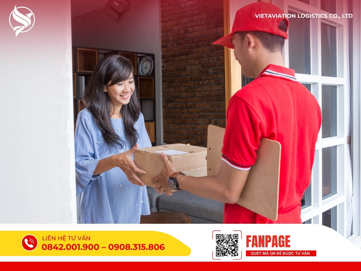 Nhân viên giao hàng trao bưu kiện cho khách tận nhà, thể hiện dịch vụ vận chuyển hàng từ Trung Quốc uy tín, nhanh chóng