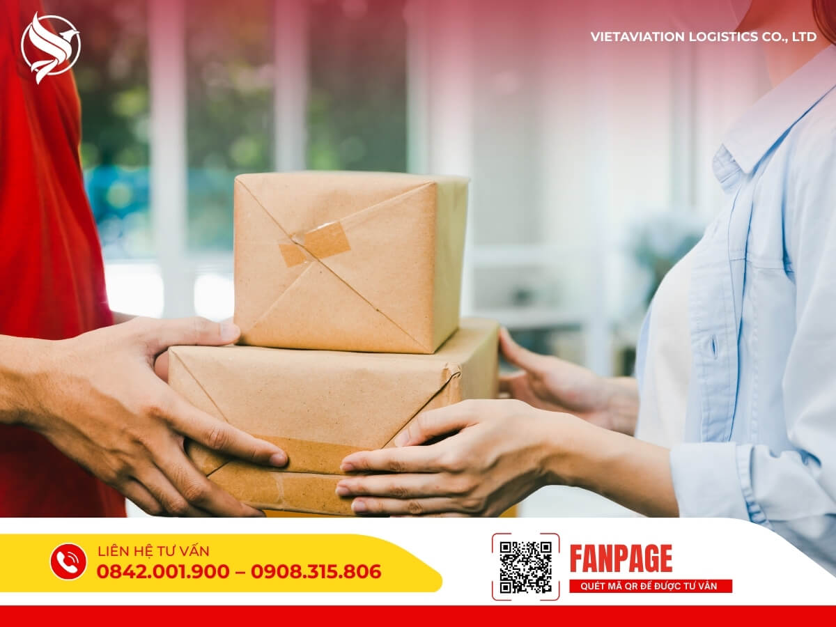 Khách hàng ký nhận hàng hóa, minh họa dịch vụ chăm sóc tận tâm từ các công ty vận chuyển hàng Trung Quốc tốt và uy tín.