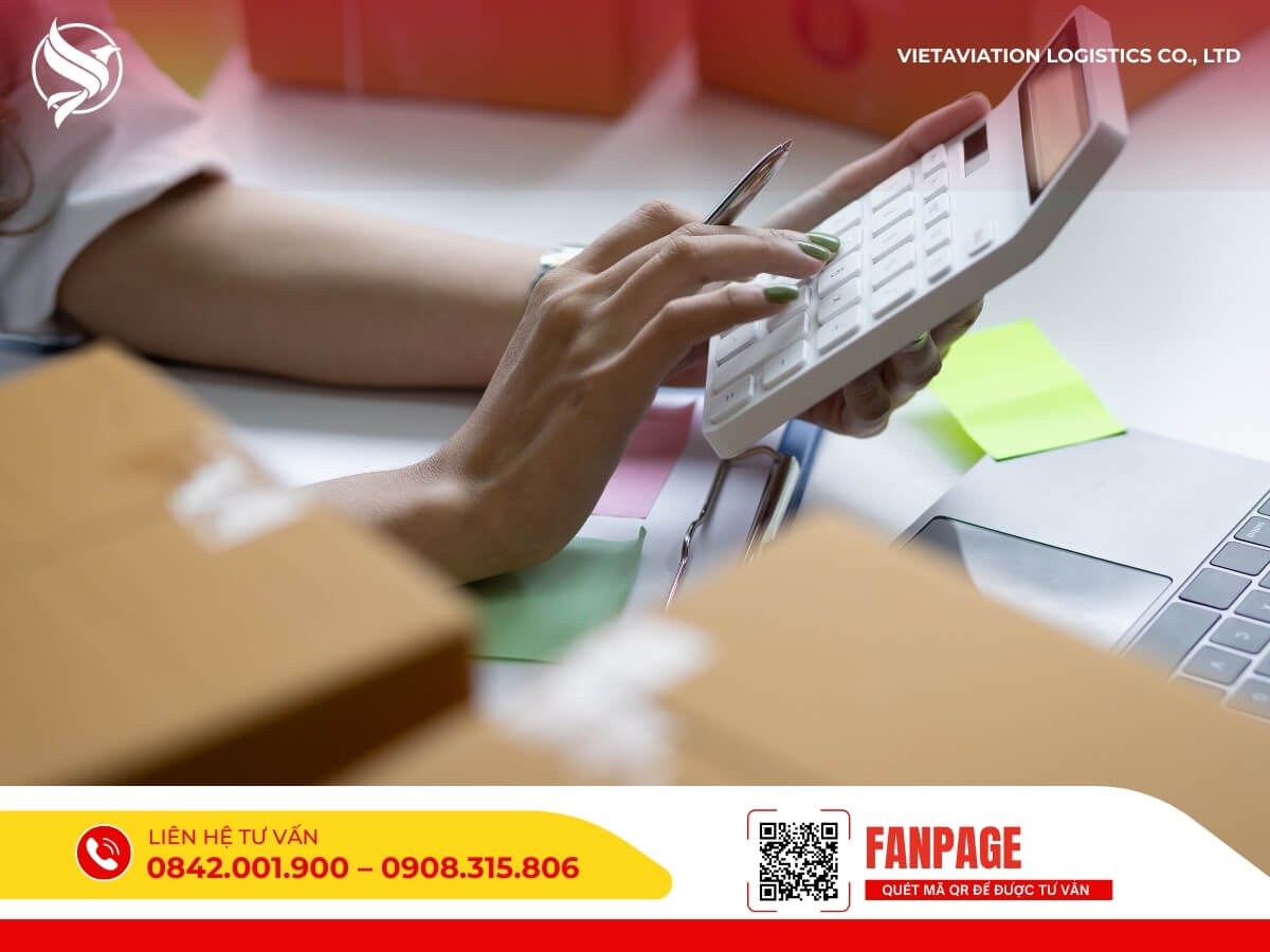 Nhân viên sử dụng máy tính để tính toán chi phí vận chuyển sang Trung Quốc.