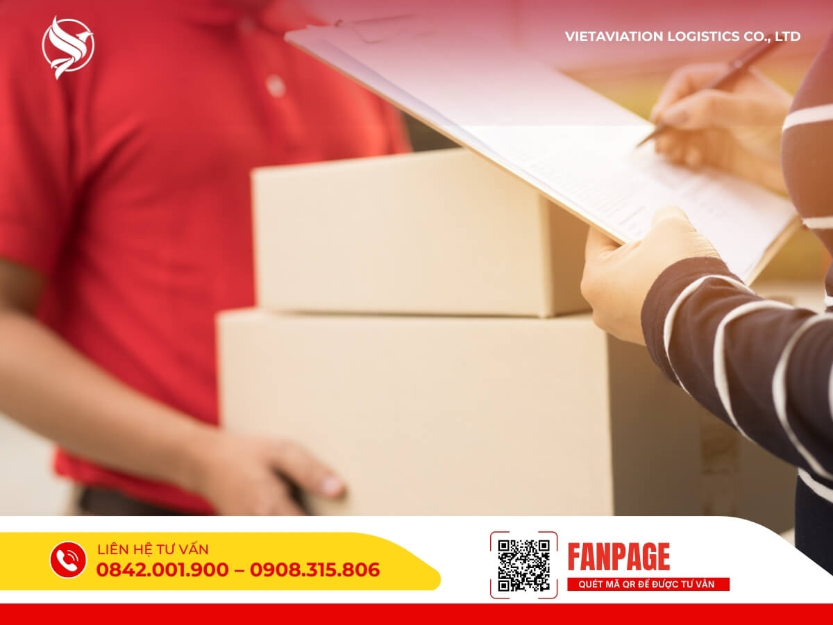 Nhân viên kiểm tra và ký nhận kiện hàng trước khi giao sang Trung Quốc, đảm bảo đầy đủ chứng từ và an toàn.