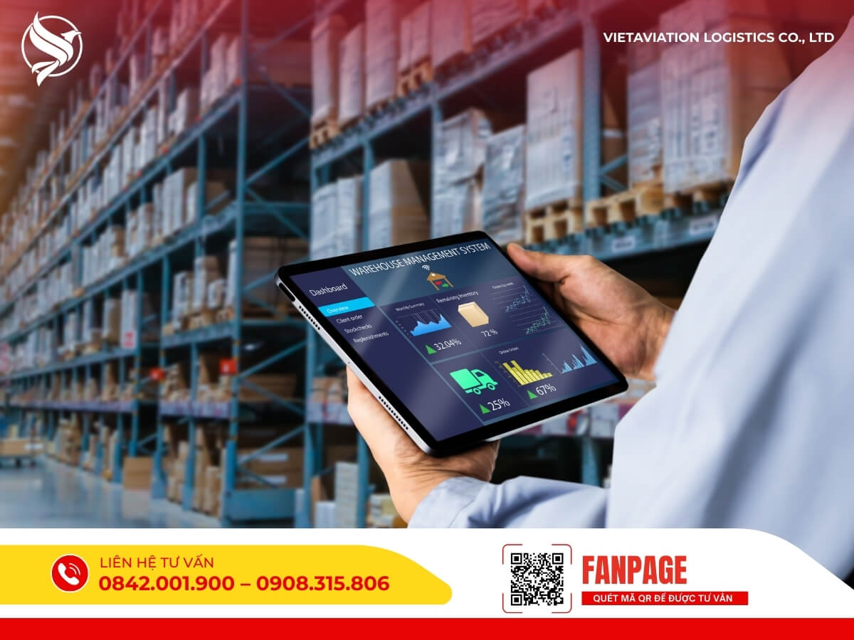 Nhân viên sử dụng máy tính bảng quản lý hệ thống kho trong dịch vụ vận chuyển hàng Trung Quốc uy tín.