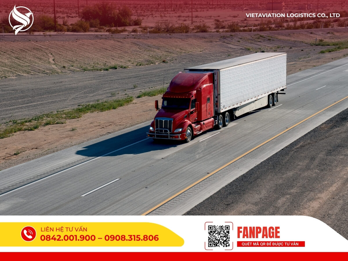 Xe container chở hàng từ Trung Quốc về Việt Nam trên tuyến đường quốc tế.