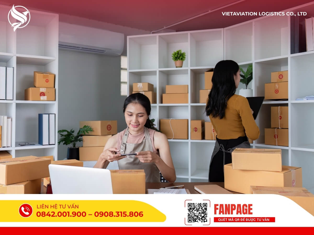 Nhân viên quản lý kho hàng, sắp xếp các kiện hàng khi thuê vận chuyển đặt hàng Trung Quốc.