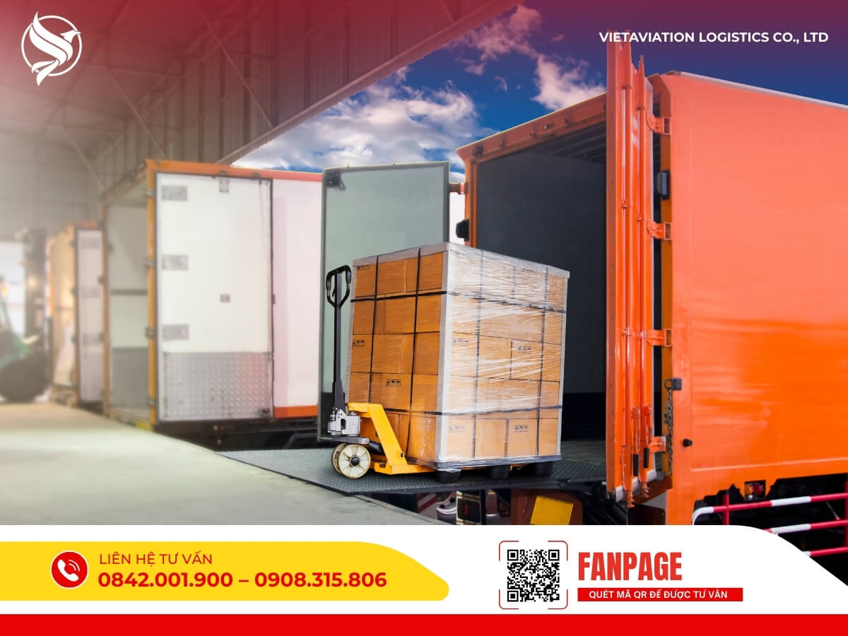 Hình ảnh nhân viên logistics vận chuyển hàng hóa chính ngạch từ Trung Quốc, xếp pallet lên xe tải container chuyên dụng.