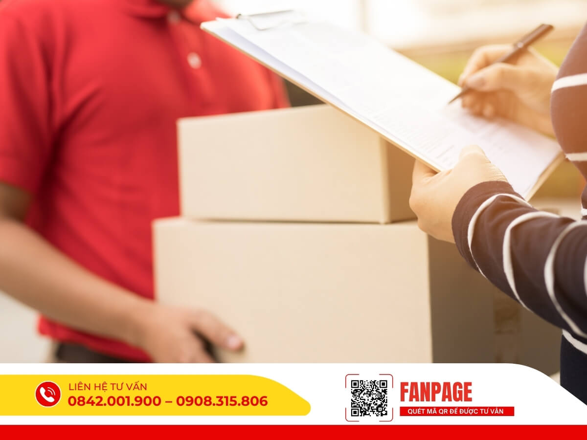 Nhân viên kiểm tra và ký nhận kiện hàng trước khi giao sang Trung Quốc, đảm bảo đầy đủ chứng từ và an toàn.