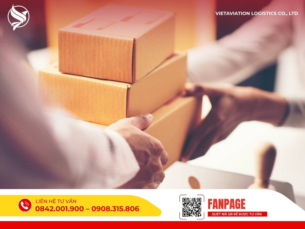 Khách hàng nhận bưu kiện từ dịch vụ chuyển phát nhanh Việt Nam Trung Quốc, đảm bảo nhanh chóng và an toàn.