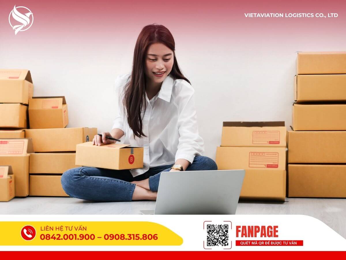 Nhân viên logistics kiểm tra thông tin đơn hàng trên máy tính để đảm bảo quá trình vận chuyển hàng Trung Quốc về Việt Nam chính xác.