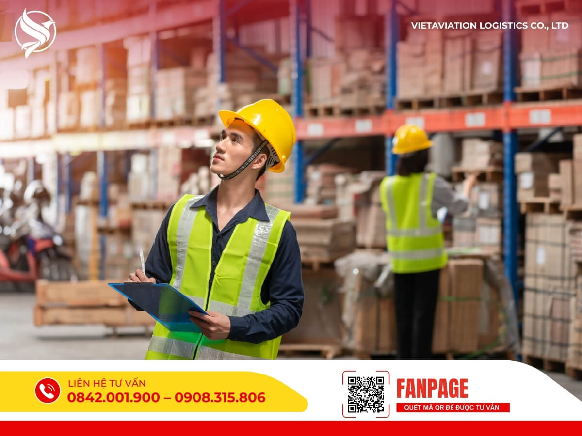 Nhân viên kiểm kê kho bãi hiện đại, thuộc các công ty vận chuyển hàng Trung Quốc tốt, đảm bảo lưu kho và giao hàng an toàn.