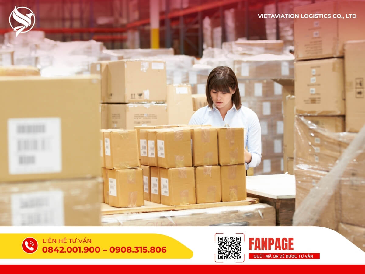 Hình ảnh kho hàng lớn với nhiều kiện hàng chuẩn bị vận chuyển từ Trung Quốc về Việt Nam.