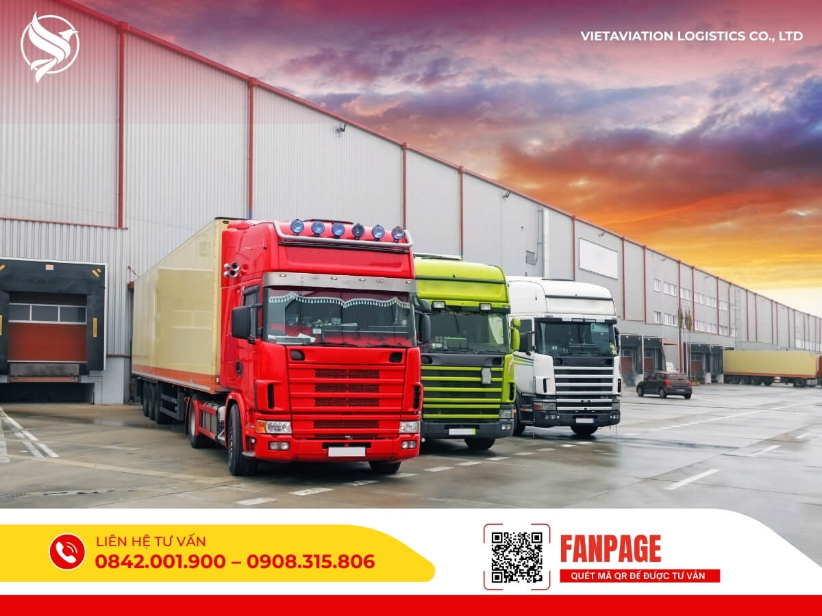 Xe tải chở hàng hóa chuẩn bị di chuyển sang Trung Quốc với dịch vụ vận chuyển chuyên nghiệp