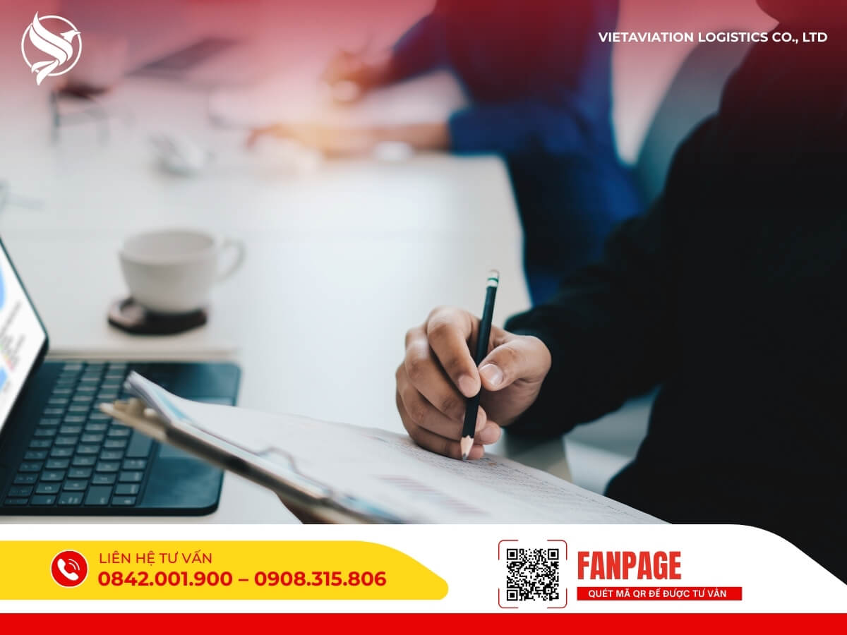 Nhân viên lập kế hoạch, tính toán chi phí vận chuyển hàng hóa từ Việt Nam sang Trung Quốc để tối ưu lộ trình.