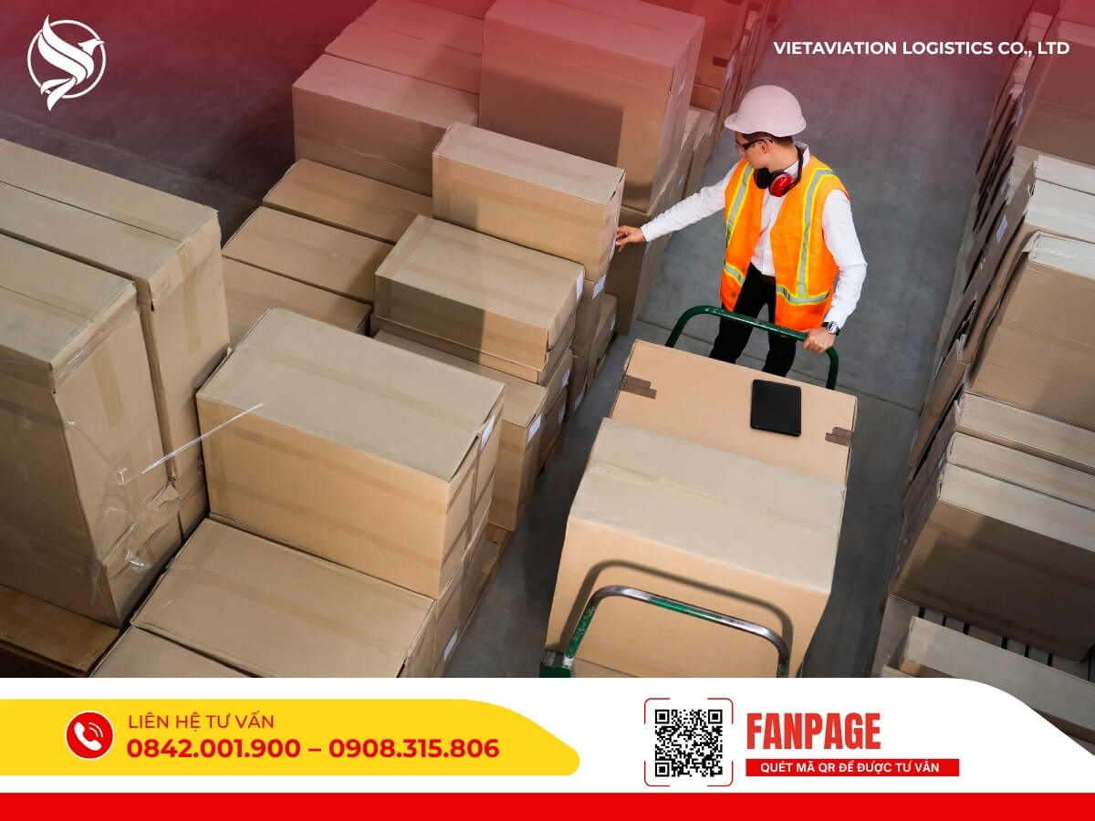 Nhân viên kiểm đếm, sắp xếp kiện hàng trước khi vận chuyển đi Trung Quốc.