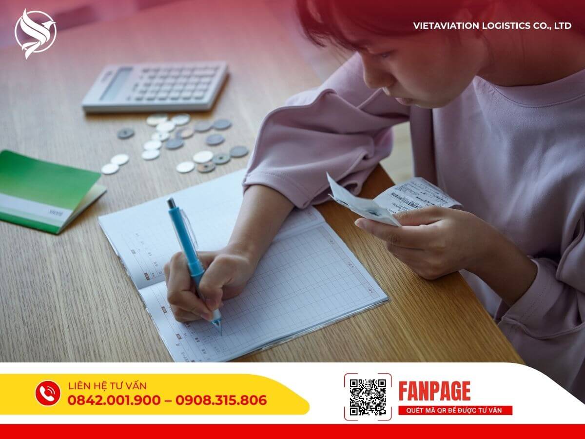 Nhân viên tính toán chi phí, đối chiếu hóa đơn và ghi chép sổ sách liên quan đến vận chuyển hàng Trung Quốc về Việt Nam.