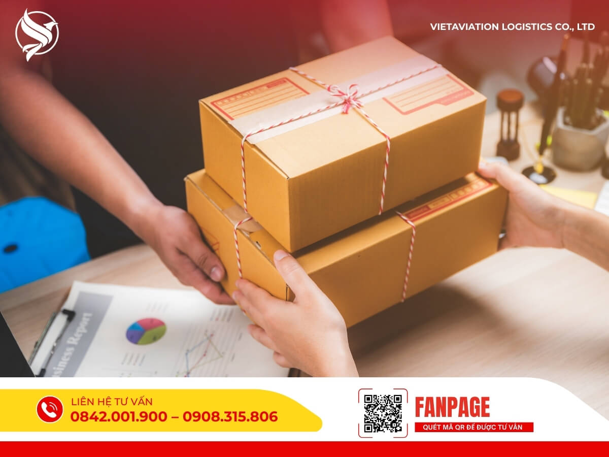 Nhân viên logistics đóng gói hàng hóa cẩn thận trước khi vận chuyển từ Trung Quốc về Việt Nam.