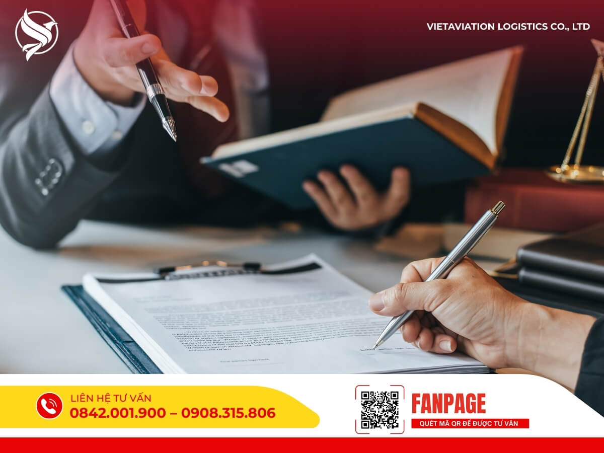 Hai người bàn bạc và ký hợp đồng thủ tục vận chuyển hàng Trung Quốc về Việt Nam.