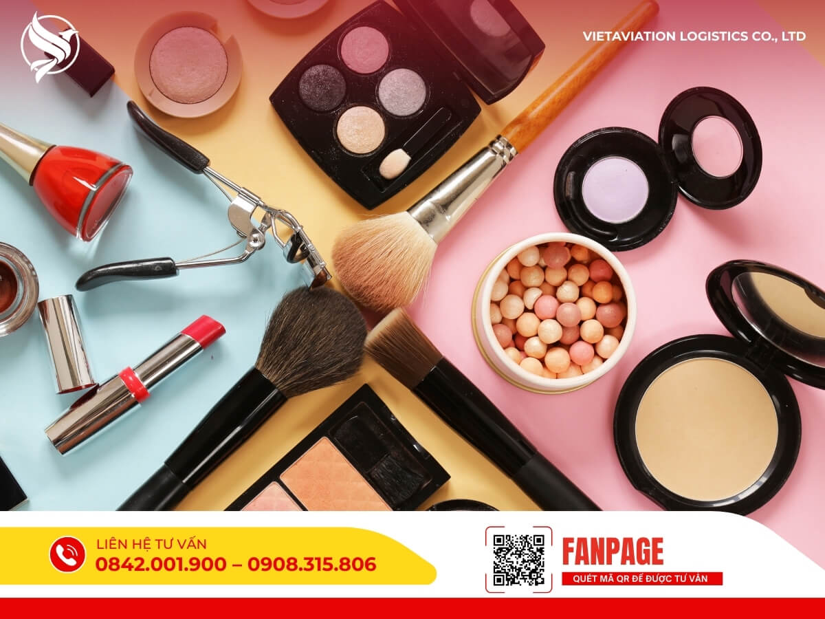 Bộ mỹ phẩm và phụ kiện làm đẹp được đóng gói gọn gàng, sẵn sàng gửi sang Trung Quốc.