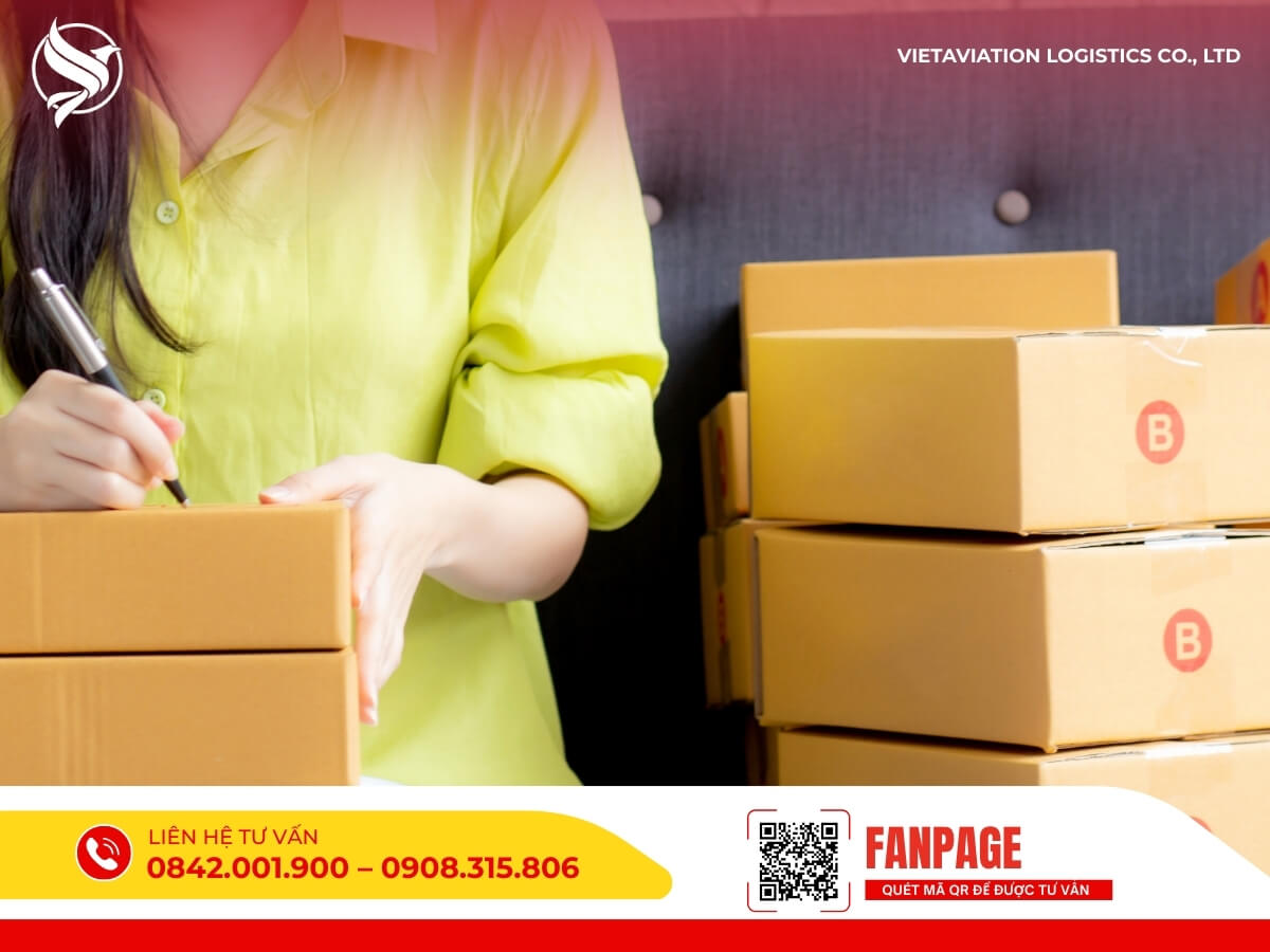 Người đóng gói hàng hóa cẩn thận trước khi vận chuyển từ Việt Nam sang Trung Quốc, đảm bảo an toàn.