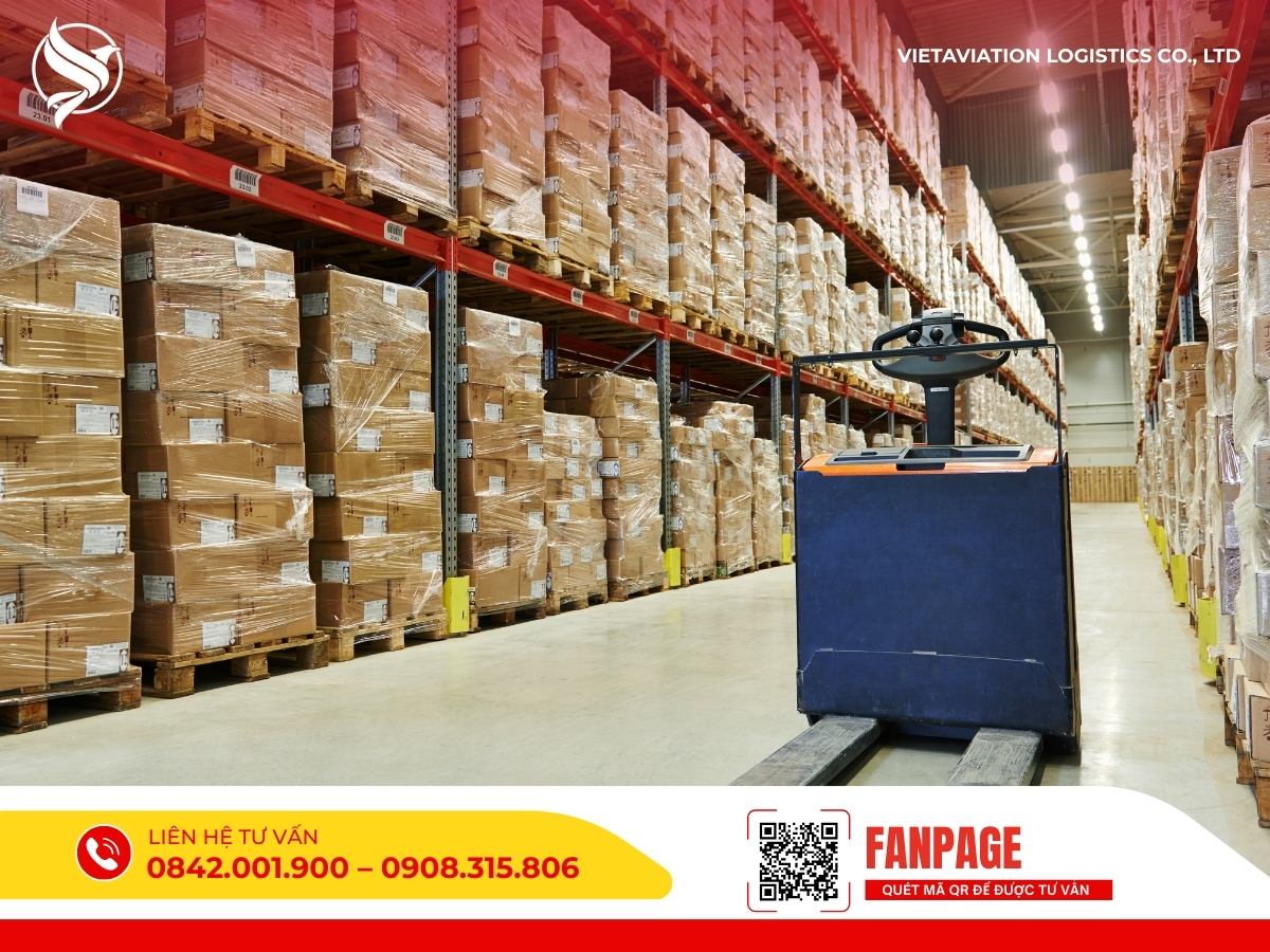 Kho hàng rộng rãi chứa hàng hóa xuất nhập khẩu Việt Nam – Trung Quốc, sắp xếp khoa học, đảm bảo an toàn.