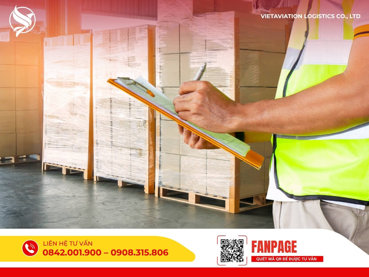 Nhân viên kho hàng kiểm tra, đối chiếu chứng từ trước khi xuất hàng sang Trung Quốc.