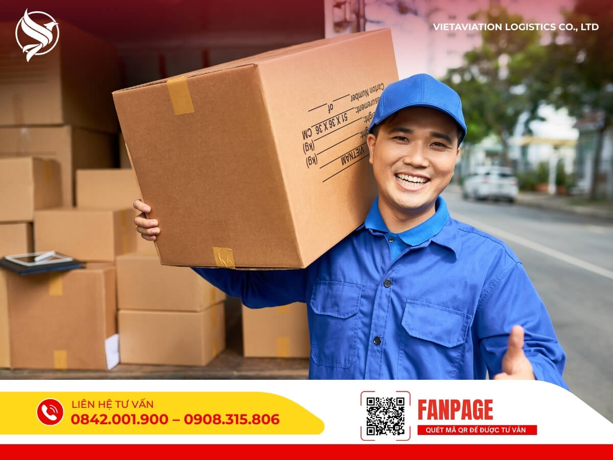 Nhân viên bưu tá thân thiện đang giao nhận hàng hóa trong dịch vụ chuyển phát nhanh Việt Nam Trung Quốc.