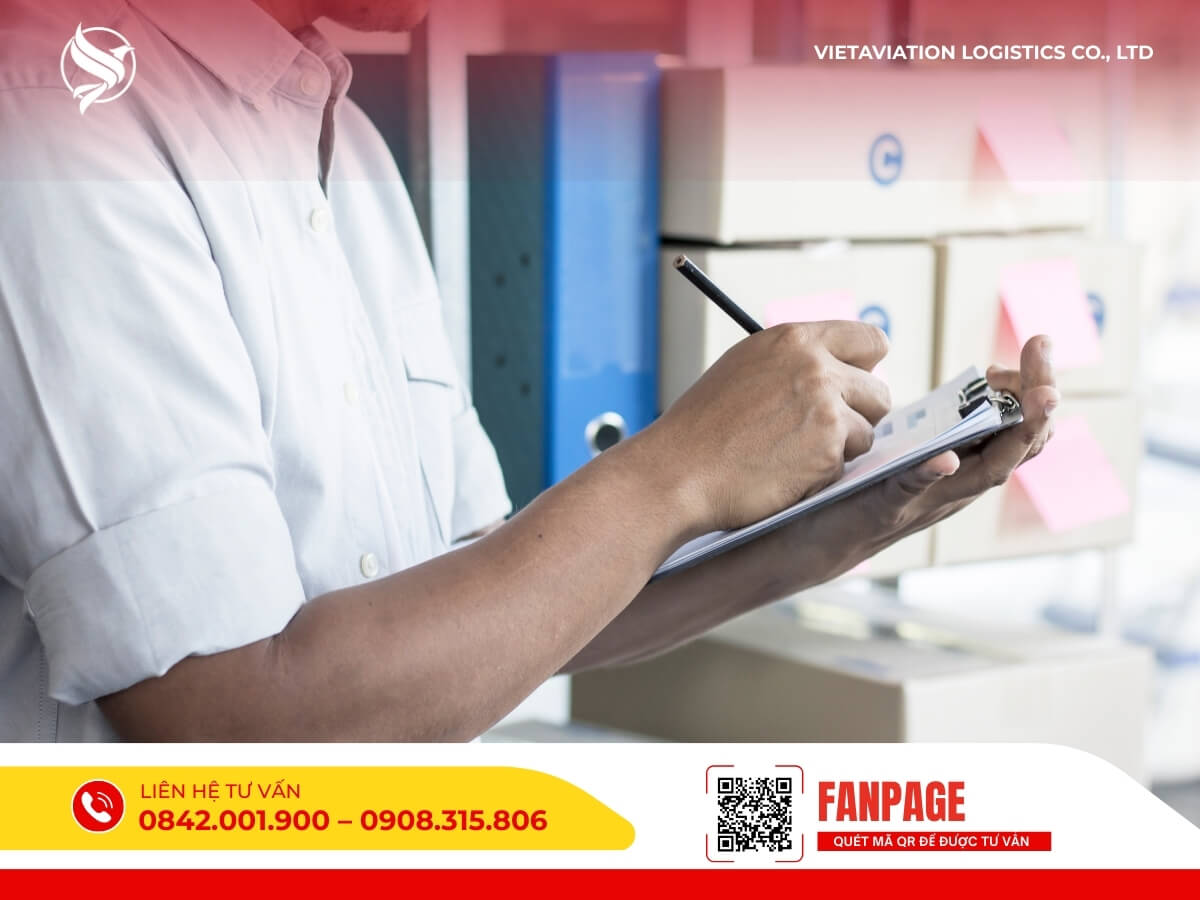 Nhân viên đối chiếu vận đơn, quản lý lô hàng trước khi xuất đi Trung Quốc.