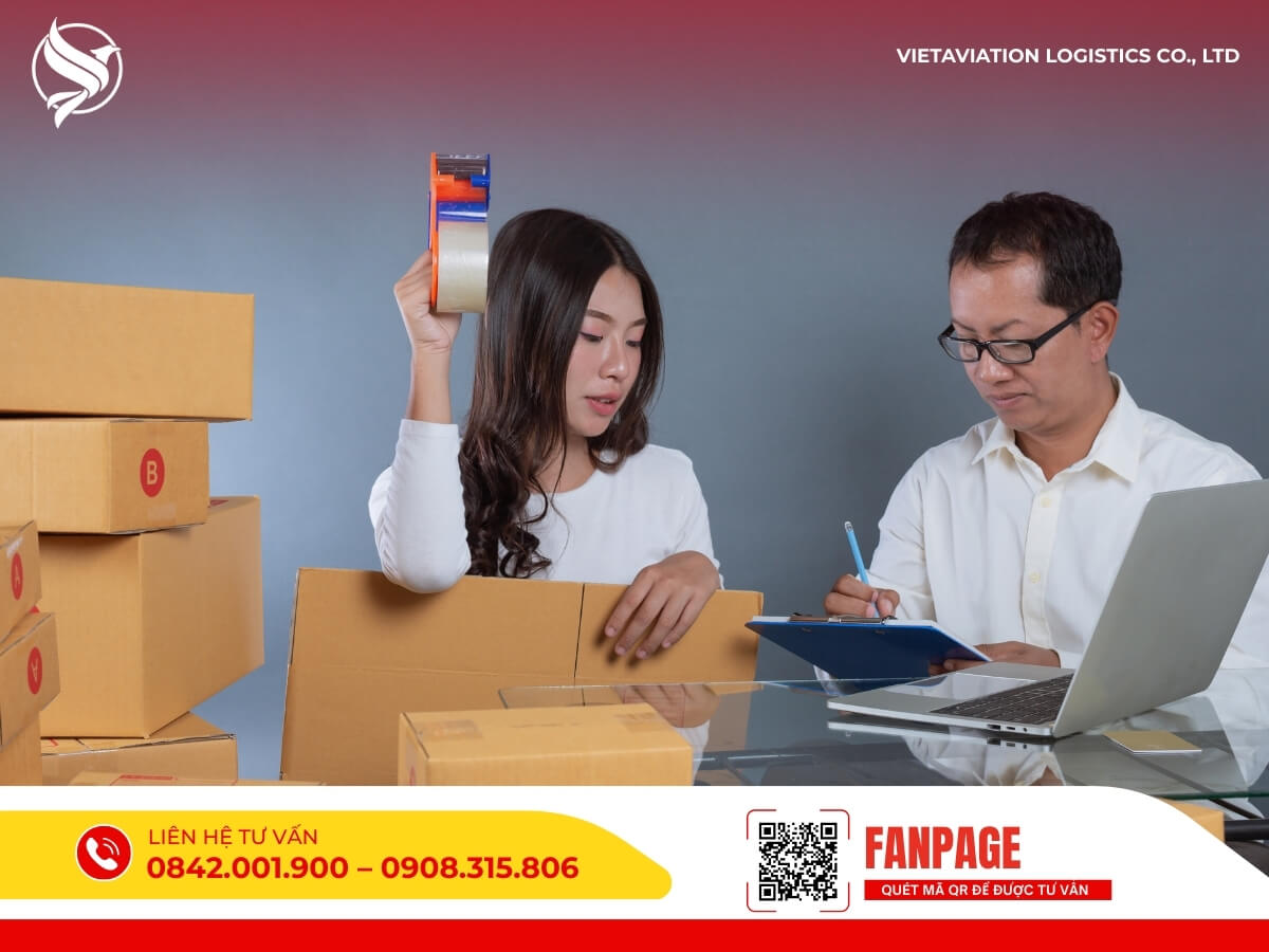 Nhân viên kiểm tra và đóng gói hàng hóa kỹ lưỡng trước khi vận chuyển từ Trung Quốc về Việt Nam.