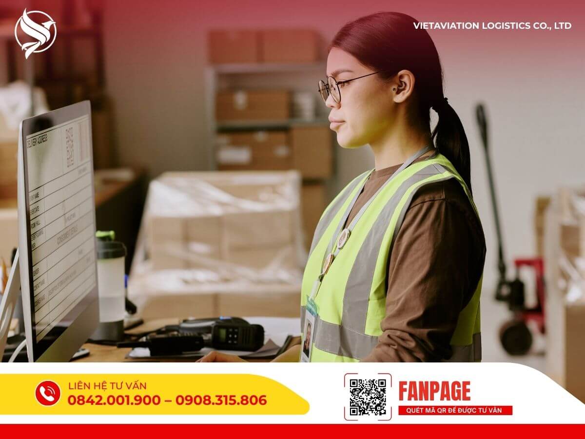 Nhân viên logistics kiểm tra thông tin đơn hàng trên máy tính để đảm bảo quá trình vận chuyển hàng Trung Quốc về Việt Nam chính xác.