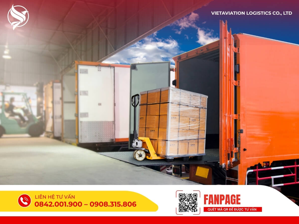 Hàng hóa được bốc xếp lên xe container để vận chuyển sang Trung Quốc.