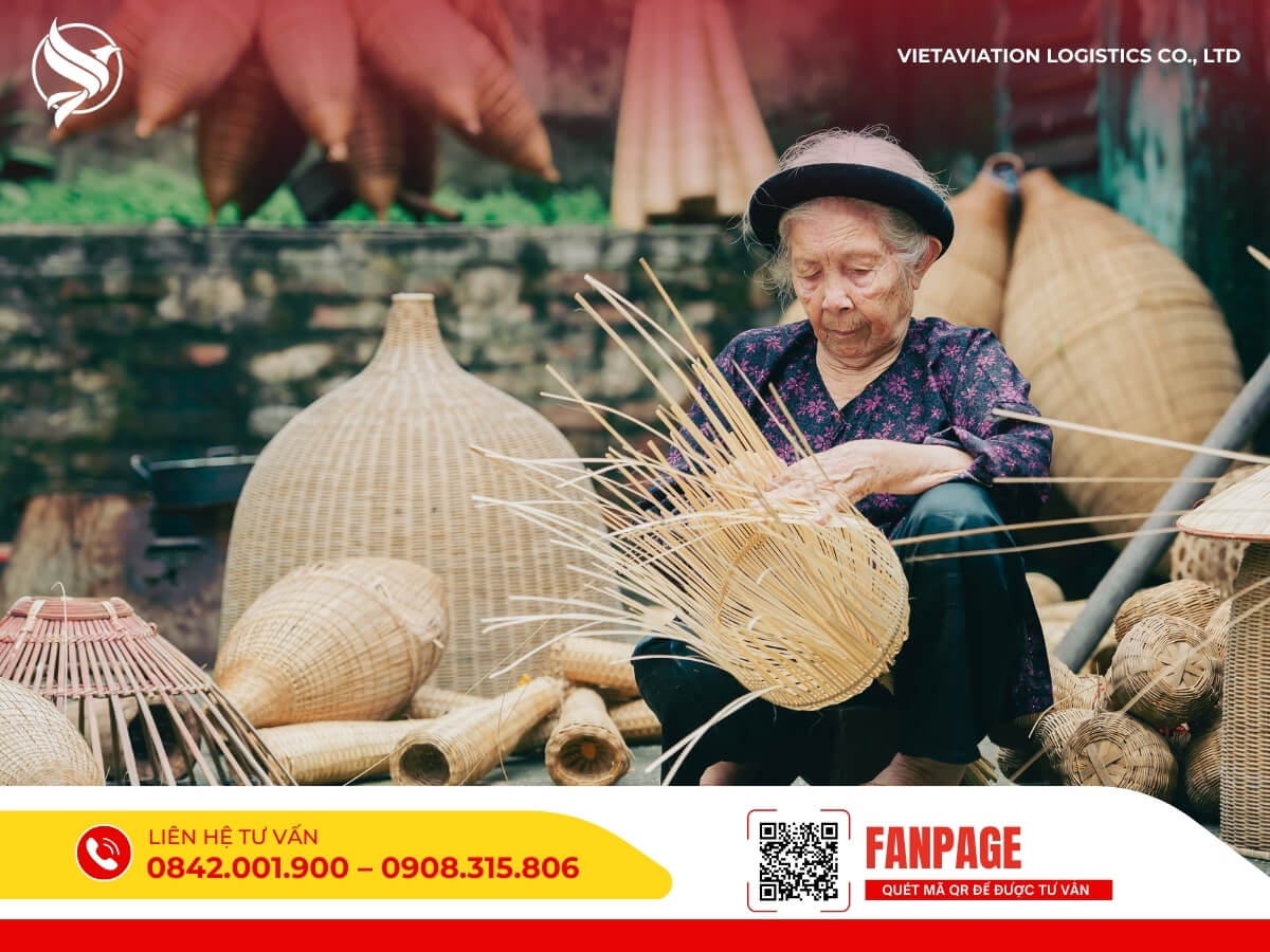 Người thợ đang đan sản phẩm thủ công truyền thống Việt Nam để gửi sang Trung Quốc thông qua dịch vụ vận chuyển uy tín.