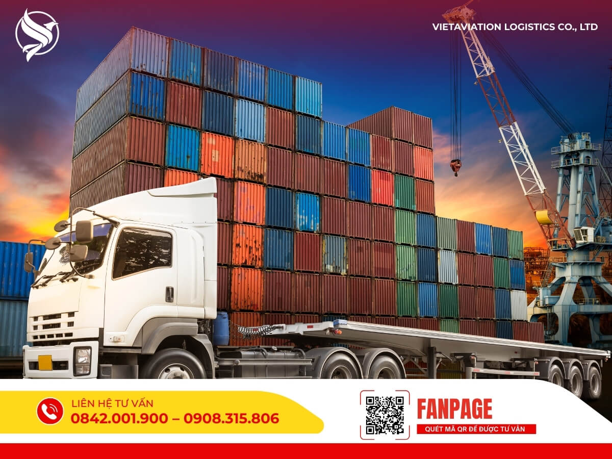 Xe container chở hàng chính ngạch Trung Quốc tại cảng biển, chuẩn bị vận chuyển về Việt Nam.