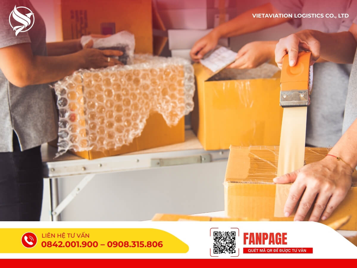 Nhân viên đóng gói hàng hóa bằng thùng carton và bọc chống sốc.