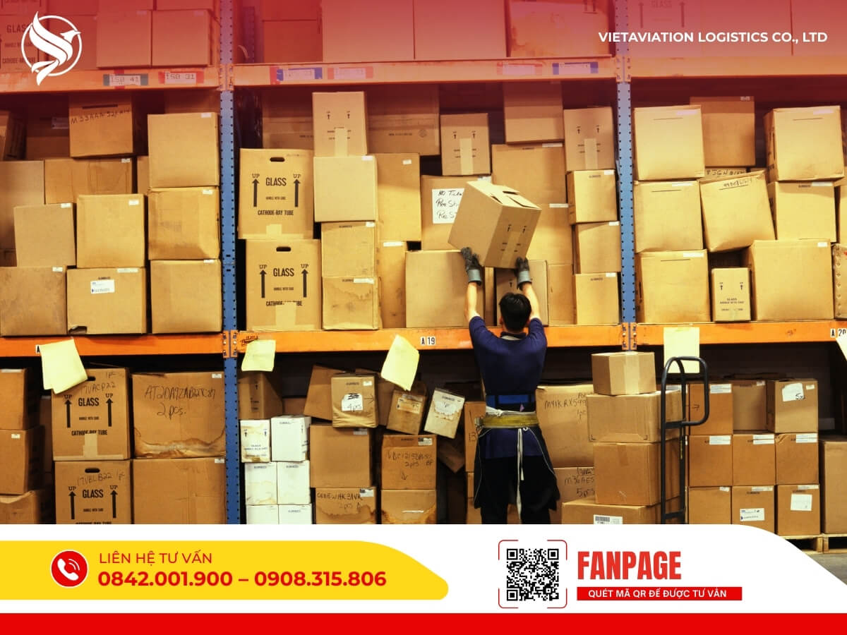 Nhân viên logistics đang sắp xếp hàng hóa trong kho chuẩn bị cho dịch vụ chuyển phát nhanh Việt Nam Trung Quốc an toàn, chuyên nghiệp.