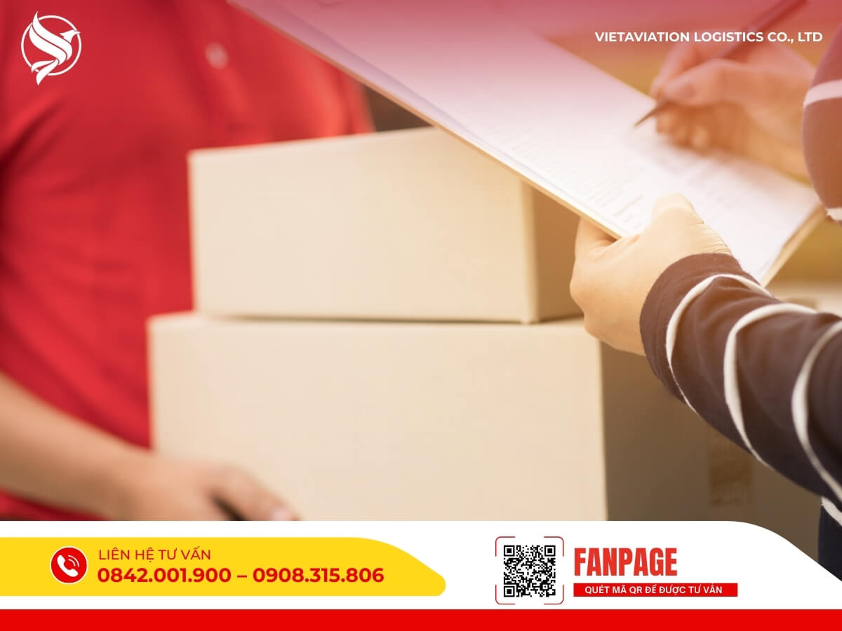 Nhân viên kiểm tra và ký nhận kiện hàng trong dịch vụ vận chuyển hàng Trung Quốc uy tín, đảm bảo hàng hóa được xử lý cẩn thận.